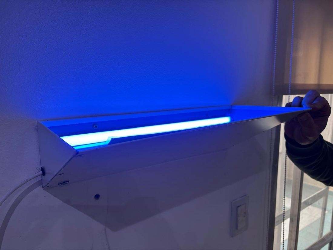 Equipo UV GIPCELTA instalado y encendido, vista lateral